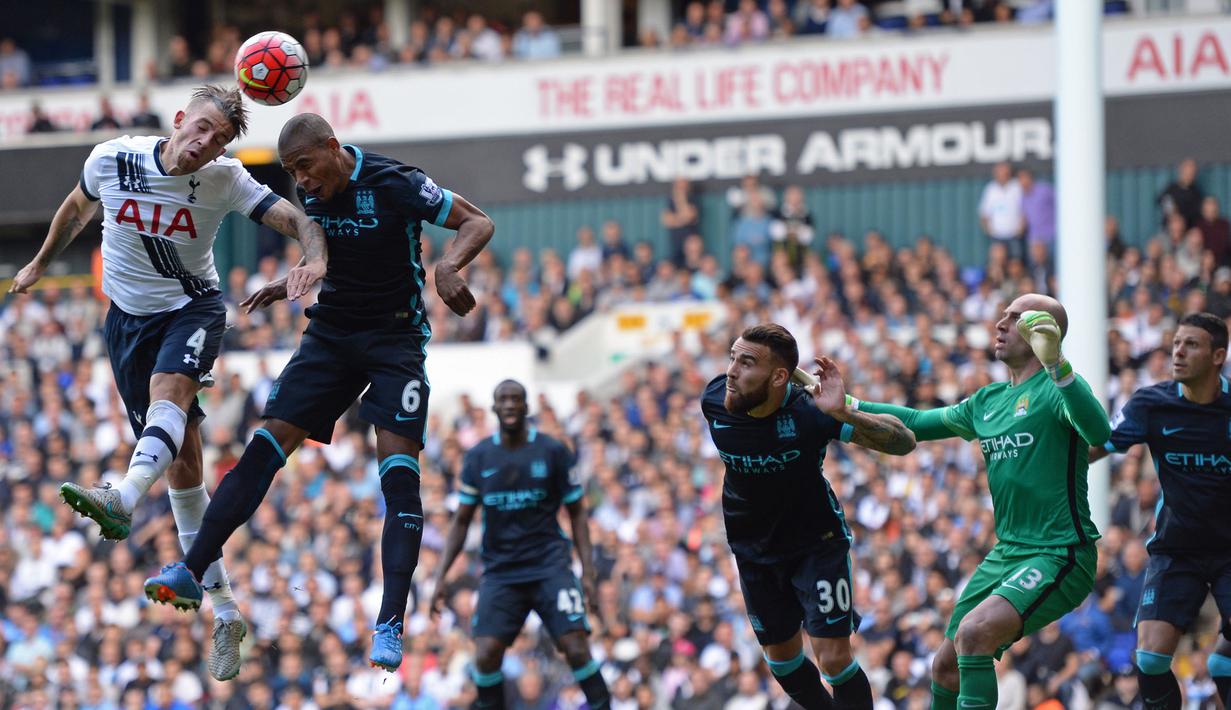 Proses terjadinya gol melalui sundulan yang dicetak oleh pemain Tottenham, Toby Alderweireld ke gawang Manchester City pada laga Liga Inggris di Stadion White Hart Lane, London, Sabtu (26/9/2015). (Action Images via Reuters/Tony O'Brien)