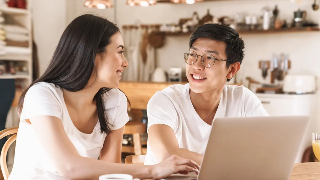pasangan cinta tertawa kencan