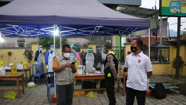 Seratusan lebih pemudik Kebumen diwajibkan menjalani rapid test antigen di Puskesmas sebelum pulang ke rumah. (Foto: Liputan6.com/Polres Kebumen)