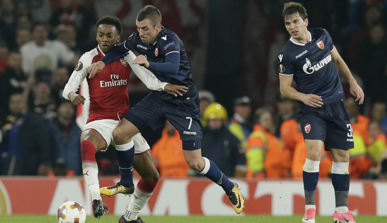 Gelandang Arsenal, Joseph Willock, berebut bola dengan gelandang Crvena Zvezda, Nenad Krsticic, pada laga Liga Europa di Stadion Emirates, London, Kamis (2/11/2017). Kedua klub bermain imbang 0-0. (AP/Tim Ireland)