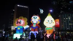 Warga menikmati suasana Jakarta Light Festival 2025 di sekitar Bundara Hotel Indonesia, Jakarta, Selasa (23/12/2025). Pemerintah Provinsi DKI Jakarta, melalui Dinas Pariwisata dan Ekonomi Kreatif (Disparekraf), menggelar Jakarta Light Festival edisi Natal 2025. (Kapanlagi.com/Budy Santoso)