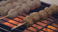 Ingin mencoba menu bakso yang lain dari biasanya? Yuk kita intip menu bakso super pedas berikut ini. (Foto: Kokiku Tv)