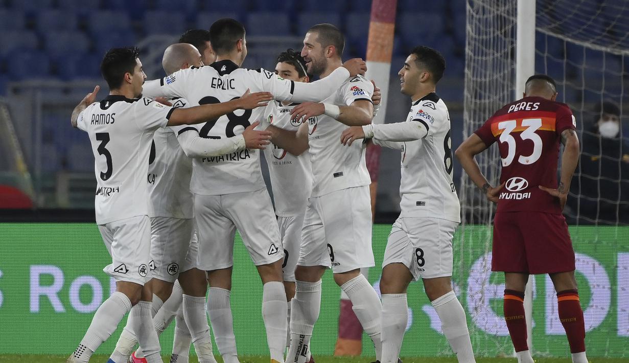 Para pemain Spezia merayakan gol kedua yang dibuat gelandang Riccardo Saponara ke gawang AS Roma dalam laga babak 16 besar Coppa Italia 2020/21 di Olimpico Stadium, Roma, Selasa (19/1/2021). Spezia menang 4-2 (2-2) atas AS Roma melalui extra time. (LaPresse via AP/Alfredo Falcone)