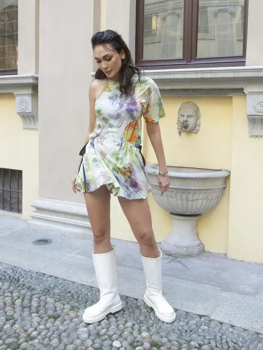 Luna Maya tampil mengenakan floral mini dress yang berasal dari Yellow Collection Onitsuka Tiger Spring Summer 2024. [@lunamaya]