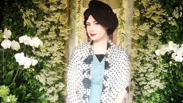 12 Inspirasi Gaya Vintage Claudia Adinda, Istri Derby Romero yang Kerap Tampil Nyentrik