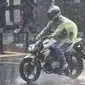 Pengendara motor mengenakan jas pelindung saat hujan mengguyur kawasan Monas, Jakarta Pusat, Kamis (5/1/2023). Warga diharapkan waspada serta mempersiapkan diri dengan perubahan cuaca yang akan terjadi selama satu pekan ke depan. (merdeka.com/Iqbal S Nugroho)