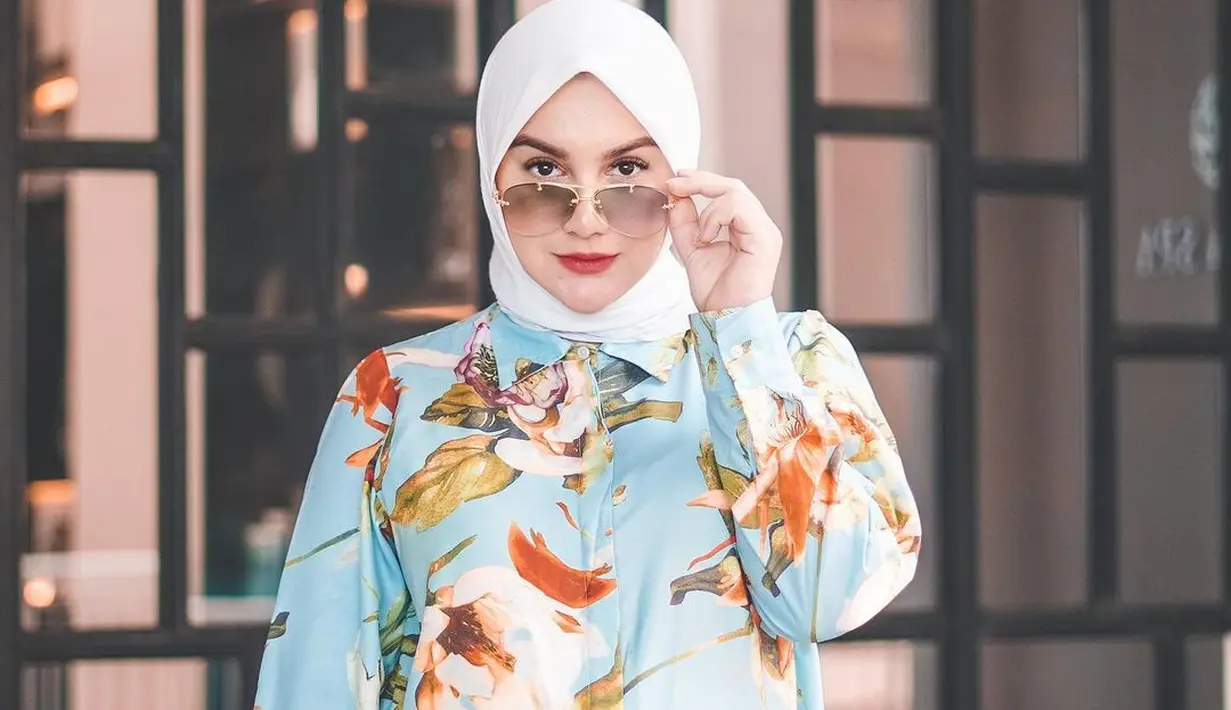 Mengenakan tunik bermotif jadi pilihan simpel untuk liburan. Jangan lupa untuk membawa sunglasses. [Foto: Instagram/_irishbella_]