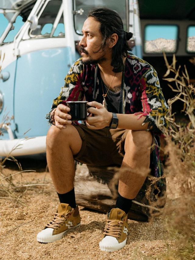 7 Potret Terbaru Ello yang Resmi Jadi Vokalis Dewa 19, Bak Mimpi