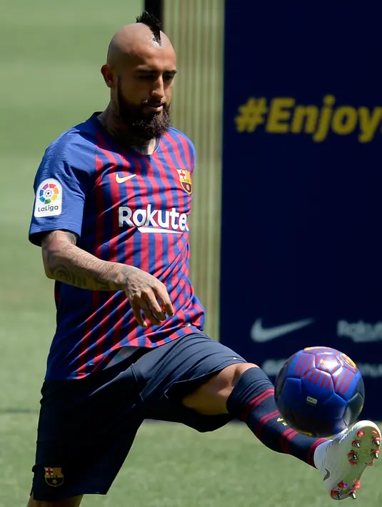 Pemain baru Barcelona, Arturo Vidal mengontrol bola selama presentasi dirinya di stadion Camp Nou, Spanyol, (6/8). Vidal resmi diboyong Barcelona dengan kontrak selama tiga tahun. (AFP Photo/Josep Lago)