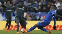 Gelandang Chelsea, Tiemoue Bakayoko, berebut bola dengan pemain Leicester City, Kelechi Iheanacho, pada laga perempat final Piala FA di Stadion King Power, Minggu (18/3/2018). Leicester City takluk 1-2 dari Chelsea. (AP/Frank Augstein)