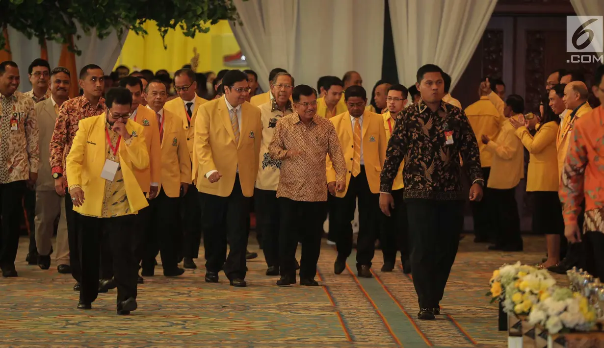 Wakil Presiden Jusuf Kalla (tengah) didampingi Ketum Golkar Airlangga Hartarto saat tiba untuk menghadiri penutupan Munaslub Golkar di Jakarta, Rabu (20/12). (Liputan6.com/Faizal Fanani)