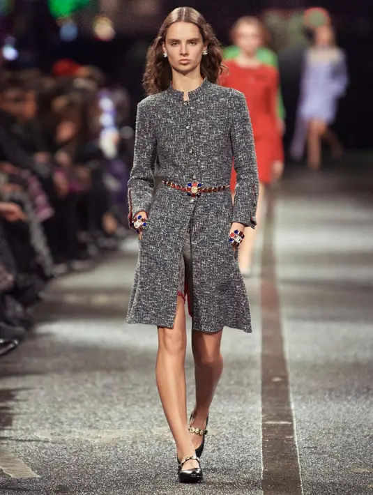 Pagelaran yang digelar di Thomas Street menampilkan koleksi tweed ikonis Chanel dengan palet warna pop yang segar.  [Dok/Chanel]