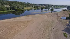 Tepian pasir terlihat di sungai Loire selama kekeringan di Montlouis-sur-Loire, Prancis tengah, pada 21 Agustus 2023.  (AFP/GUILLAUME SOUVANT)