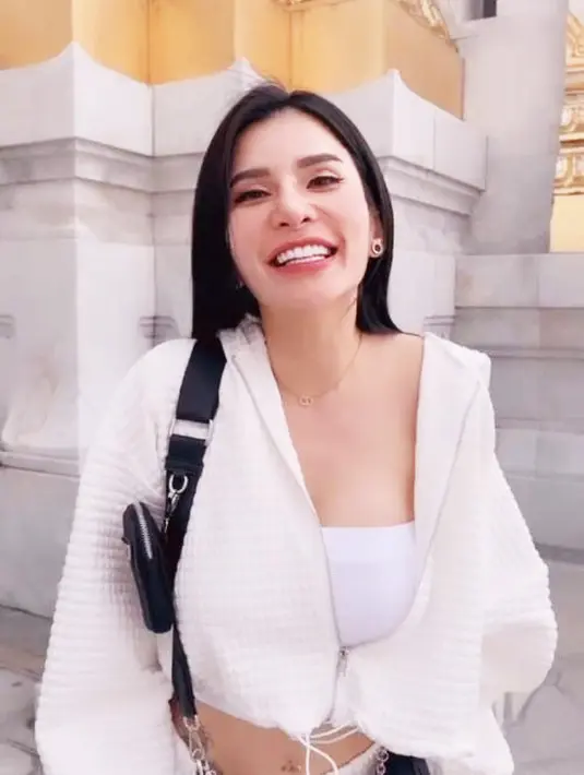 Maria Vania menebar pesonanya dengan senyum manis yang bikin hati meleleh. aura seksi tetap terpancar dari wanita yang memiliki body goals idaman ini. (Instagram/maria_vaniaa)