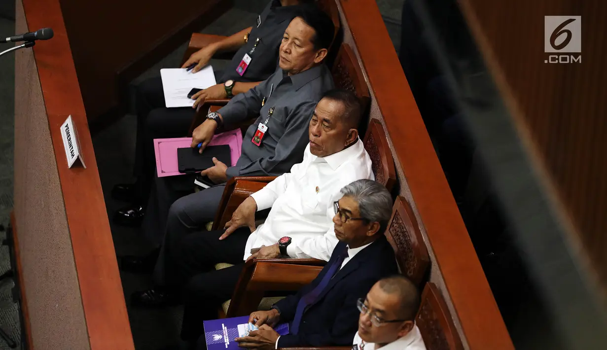Menteri Pertahanan (Menhan) Ryamizard Ryacudu (dua kiri) saat menghadiri Rapat Paripurna DPR RI ke-10 Masa Persidangan II Tahun 2018/2019 di Jakarta, Kamis (13/12). (Liputan6.com/JohanTallo)