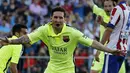 Lionel Messi merayakan gol yang dicetaknya ke gawang Atletico Madrid. Barcelona memastikan meraih gelar La Liga Spanyol musim 2014/2015. ( (Reuters/ANDREA COMAS)