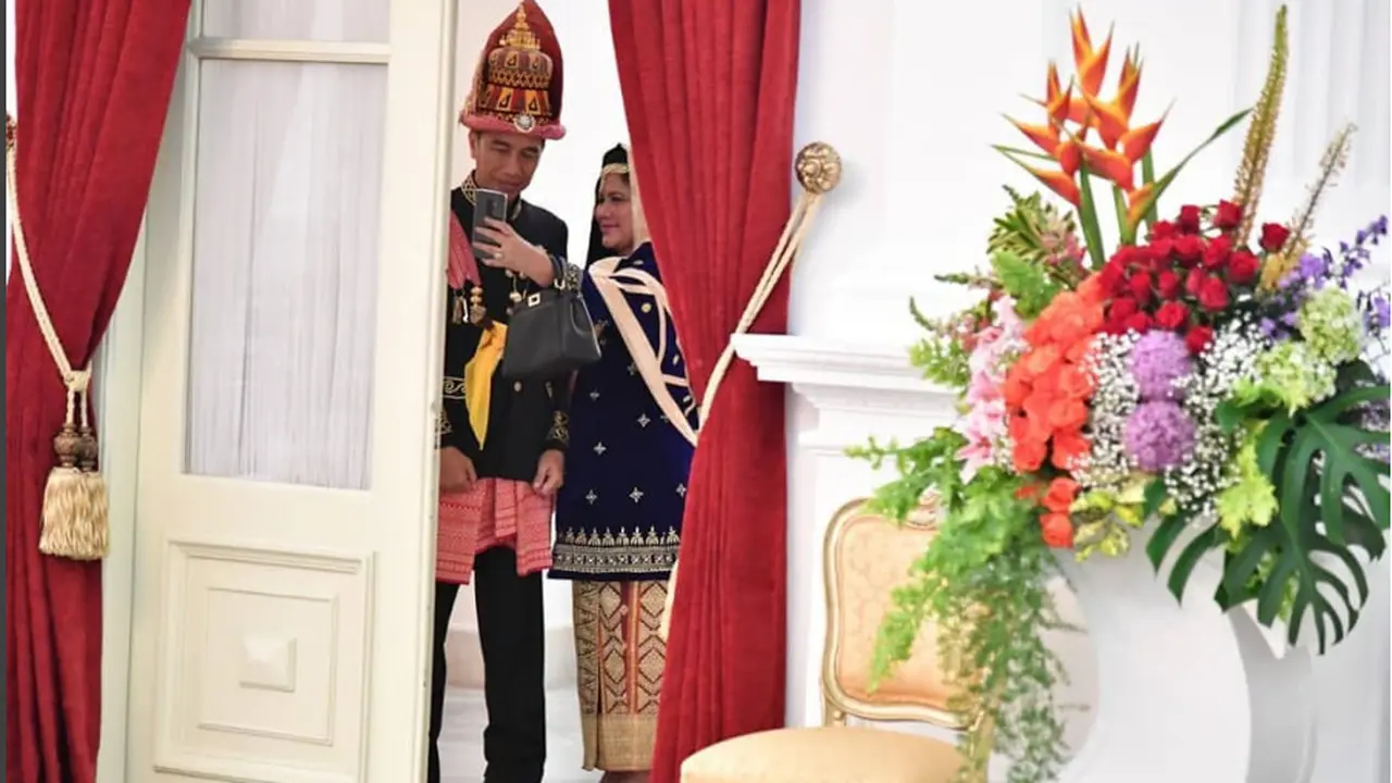 Selfie Presiden Jokowi dan Iriana sebelum upacara HUT RI Ke-73