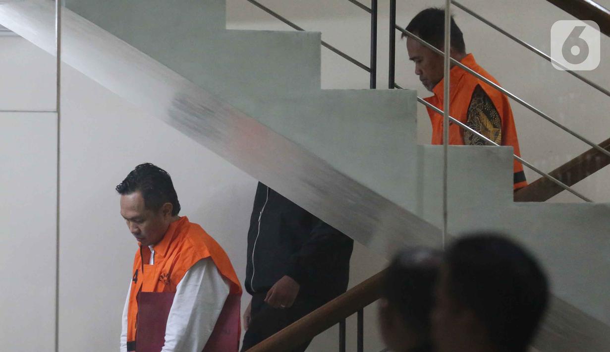 Usai terjaring OTT KPK, sebelum dibawa ke Jakarta, Bupati Cilacap Syamsul Auliya Rachman sempat menjalani pemeriksaan di Polresta Banyumas., Jawa Tengah. Tampak dalam foto, Bupati Cilacap, Jawa Tengah, Syamsul Auliya Rachman (kiri) dan Sekda Sadmoko Danardono saat digiring petugas menuju mobil tahanan di Gedung Merah Putih Komisi Pemberantasan Korupsi (KPK), Jakarta, Sabtu (14/3/2026). (Liputan6.com/Helmi Fithriansyah)