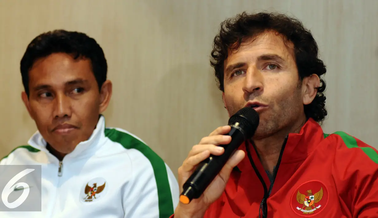 Pelatih Luis Milla Aspas (kanan) menjawab pertanyaan saat memperkenalkan tim kepelatihan Timnas Indonesia di kantor PSSI, Jakarta, Kamis (9/2). Mantan pemain timnas, Bima Sakti menempati posisi sebagai asisten pelatih. (Liputan6.com/Helmi Fithriansyah)