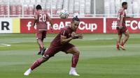Pemain Persija Jakarta, Ryuji Utomo, mengontrol bola saat latihan jelang laga Piala AFC di SUGBK, Jakarta, Senin (22/4). Persija akan berhadapan dengan Ceres-Negros. (Bola.com/M Iqbal Ichsan)