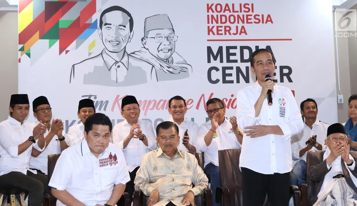 Bakal Calon Presiden petahana, Joko Widodo (berdiri) mengumumkan penetapan Ketua Dewan Pengarah Tim Kampanye, Jusuf Kalla (kedua kiri depan) dan Ketua Tim Kampanye Nasional, Erick Thohir di Jakarta, Jumat (7/9). (Liputan6.com/Helmi Fithriansyah)