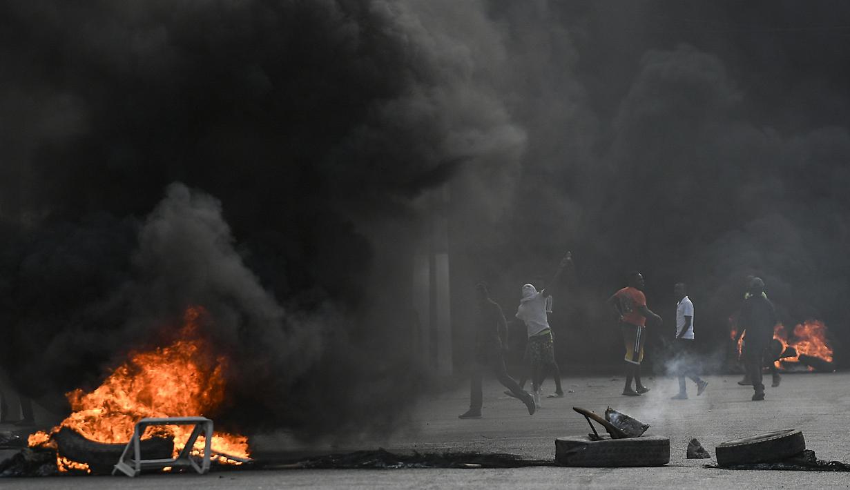 Demonstran menuntut keadilan atas pembunuhan Presiden Haiti Jovenel Moise di Cap-Haitien, Haiti, Kamis (22/7/2021). Demonstrasi menuntut keadilan atas pembunuhan Presiden Haiti Jovenel Moise terus berlanjut dan menimbulkan kerusuhan. (AP Photo/Matias Delacroix)