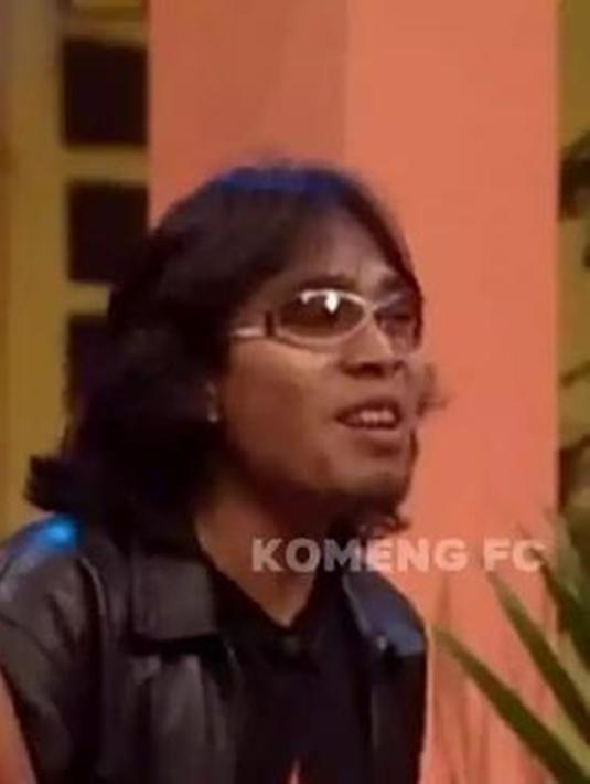 Kelucuan Komeng memang tidak diragukan lagi. Ia selalu bisa mengocok perut pemirsa dengan guyonannya yang kocak. Saat di awal karier, Komeng dengan gaya rambut gondrongnya ini sukses curi perhatian pencinta laya kaca. (Liputan6.com/IG/komengfc)