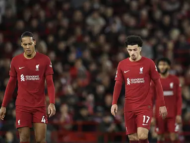 Pemain Liverpool Virgil van Dijk dan Curtis Jones  melihat setelah penyerang Leeds United Crysencio Summerville (tidak terlihat) mencetak gol pada duel pekan ke-14 Premier League 2022/23 di Anfield, Minggu (30/10/2022) dini hari WIB. Liverpool kalah dramatis di kandang sendiri dari Leeds United. (Photo by Oli SCARFF / AFP)