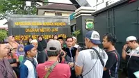 Para korban dugaan penipuan biro haji dan umroh melapor ke Polres Metro Bekasi Kota. (Liputan6.com/Bam Sinulingga)