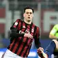 Pemain AC Milan,  Nikola Kalinic berebut bola dengan pemain Lazio, Luiz Felipe Ramos pada pertandingan pertama semifinal Coppa Italia di San Siro, Rabu (31/1). AC Milan dan Lazio hanya mampu meraih hasil imbang 0-0 di laga ini. (MIGUEL MEDINA / AFP)