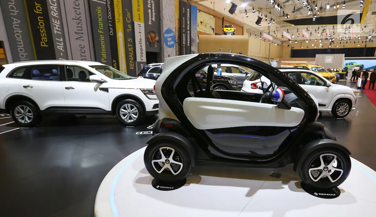 Mobil listrik Renault Twizy dipamerkan dalam GAIKINDO Indonesia International Auto Show (GIIAS) 2019 di ICE BSD, Tangerang, Jumat (19/7/2019). Mobil dengan panjang 2.338 mm dan lebar 1.381 mm ini menggunakan baterai lithium-ion 6,1 kWh yang mampu dikendarai sejauh 100 km. (Liputan6.com/Fery Pradolo)