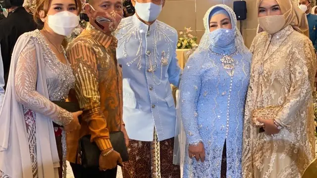 Ayu Ting Ting, Umi Kalsum dan Ayah Rozak berfoto bersama Rizky Billar dan Lesti Kejora (https://www.instagram.com/p/CSvp0qHFGtV/)