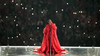 Rihanna tampil pada acara turun minum pertandingan sepak bola NFL Super Bowl 57 antara Kansas City Chiefs dan Philadelphia Eagles di Glendale, Arizona, Amerika Serikat, 12 Februari 2023. Penyanyi sekaligus pebisnis asal Barbados ini membawakan sederet hitsnya seperti "B*tch Better Have My Money", "Diamonds", hingga "Work". (AP Photo/Charlie Riedel)