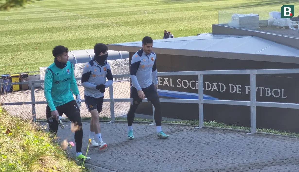 Para pemain Real Sociedad menuju lapangan latihan di Zubieta, San Sebastian, Jumat (12/1/2024). (Bola.com/Yus Mei Sawitri)