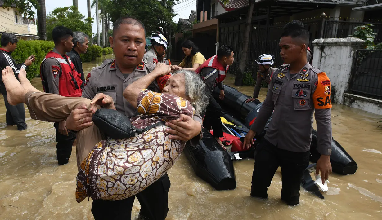 Ratusan personel Brimob Mabes Polri dikerahkan untuk membantu proses evakuasi warga Perumahan Vila Nusa Indah 3, Kabupaten Bogor, Jawa Barat. (merdeka.com/Arie Basuki)
