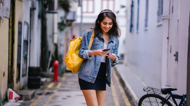 Tampil Feminin dengan Dress dan Jaket Denim