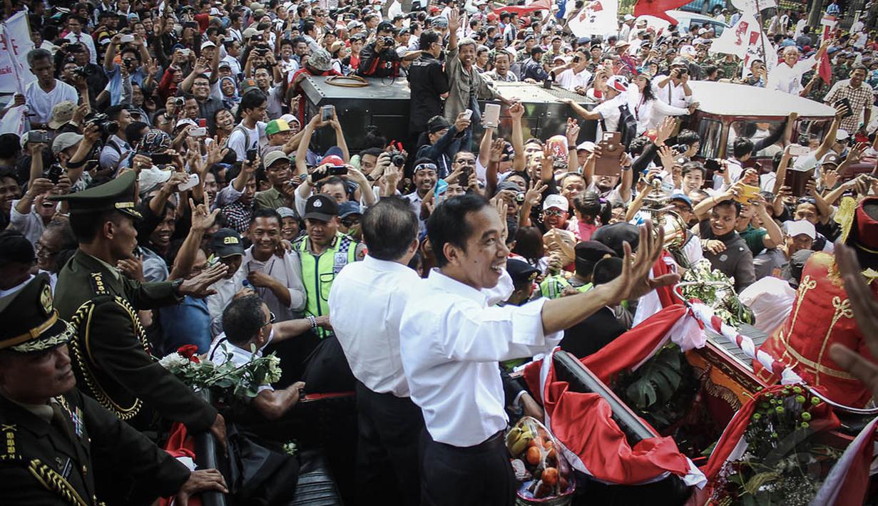 Senyum Bahagia Jokowi-JK di Tengah Lautan Manusia - Foto ...