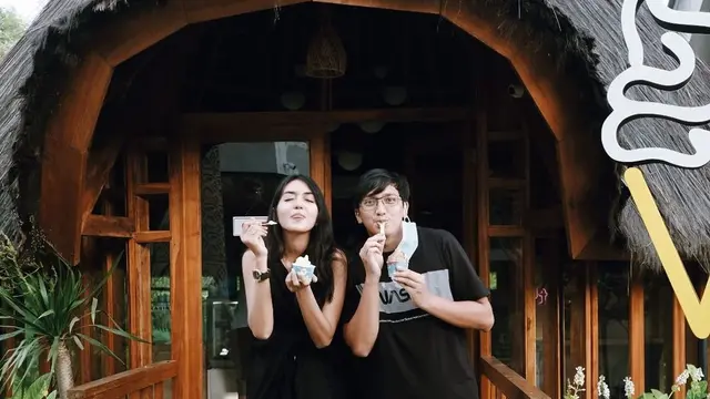 Momen Mesra Ge Pamungkas dan Anastasia Herzigova, Disebut Couple Goals. (Sumber: Instagram/gepamungkas)