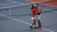 Aldilla Sutjiadi - Christoper Benjamin Rungkat berpelukan usai memenangkan pertandingan semifinal Asian Games (Liputan6.com / Nefri Inge)