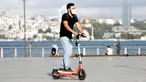 Warga mengendarai sebuah skuter di jalan di Istanbul, 16 September 2020. Pandemi COVID-19 menghidupkan kembali tren skuter listrik di dunia, tetapi meningkatnya cedera dan kecelakaan lalu lintas di Turki akibat pengguna gegabah telah mendorong pemerintah membuat peraturan ketat. (Xinhua/Osman Orsal)