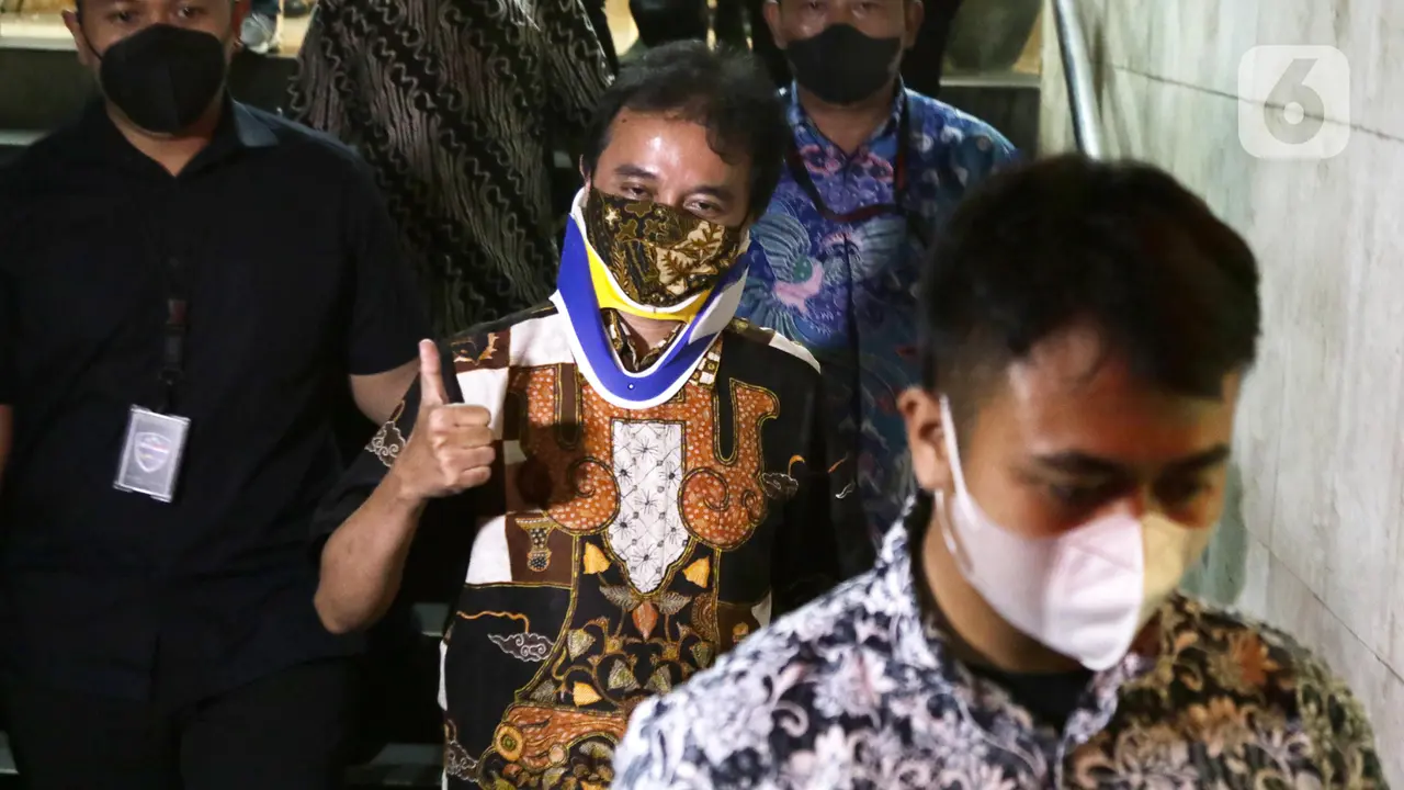 Momen Saat Mantan Menpora Roy Suryo Digiring ke Ruang Tahanan Polda Metro Jaya