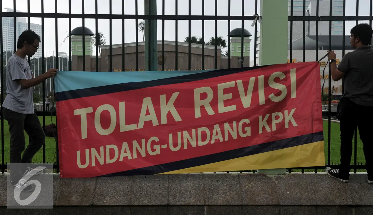 Demonstran dari Koalisi Masyarakat Sipil Antikorupsi dan Musisi menggelar Aksi memasang spanduk di Depan gedung DPR, Jakarta, Rabu (17/2/2016). Dalam aksinya mereka menuntut  "Tolak Revisi UU KPK".(Liputan6.com/Johan Tallo)