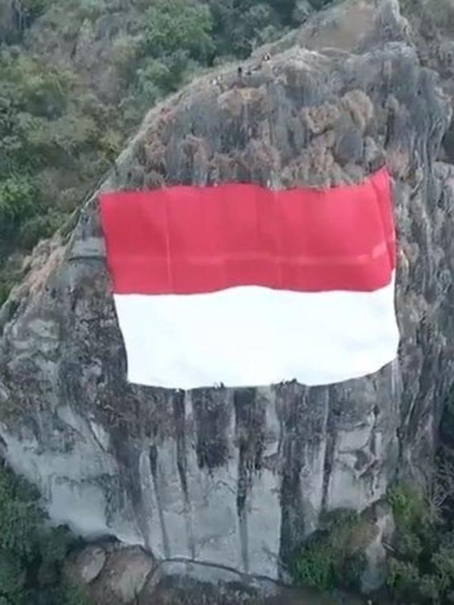 Menyambut HUT RI ke-73, Bendera Merah Putih Raksasa ...