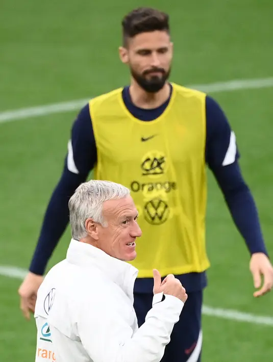 Pelatih Prancis, Didier Deschamps memberi isyarat di sebelah penyerang Prancis Olivier Giroud selama sesi latihan di Stadion Velodrome di Marseille, Prancis selatan (24/3/2022). Prancis akan bertanding melawan Pantai Gading pada pertandingan persahabatan. (AFP/Franck Fife)
