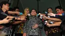 Ketua Dewan Komisioner OJK, Muliaman D Hadad saat menjawab pertayaan pers di Gedung KPK, Jakarta, Jumat (19/02). Kerjasama untuk penanganan tindak pidana korupsi yang bersinggungan dengan lembaga jasa keuangan atau perbankan. (Liputan6.com/Helmi Afandi)