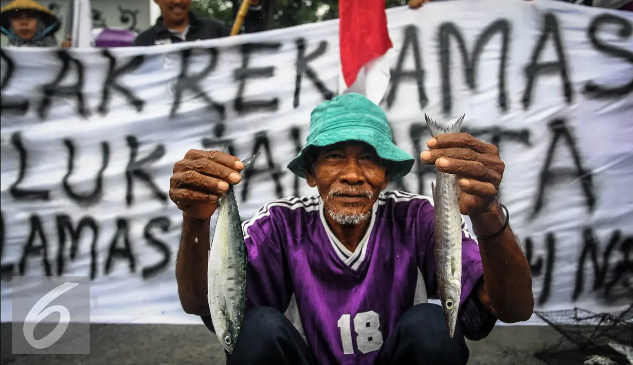 Nelayan menunjukan ikan saat menggelar aksi Tolak Reklamasi Teluk Jakarta di Depan Istana, Jakarta, Senin (19/9). Dalam aksinya mereka menolak pelaksanaan reklamasi Teluk Jakarta meski pemerintah sepakat melanjutkannya. (Liputan6.com/Faizal Fanani)