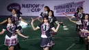 Penampilan JKT48 saat acara Grand Final AXIS Nation Cup 2023 di Istora Senayan, Jakarta, Minggu (15/10/2023). Penonton benar-benar terlarut dalam penampilan JKT48 yang energik dan ceria.  (Bola.com/M Iqbal Ichsan)