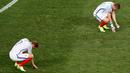 Pemain timnas Inggris, Jamie Vardy dan Harry Kane berjongkok di lapangan usai Inggris menderita kekalahan 1-2 dari Islandia pada babak 16 besar Euro 2016 yang digelar di Stadion Stade de Nice, Prancis, Selasa (28/6). (REUTERS/Yves Herman)