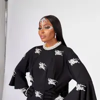 Perhiasan yang ada pada dress Burberry-nya juga tersebar di seluruh wajahnya dengan riasan dari Pat McGrath. Naomi Campbell pun membiarkan rambut hitamnya tergerai rapi. (Foto: Instagram @naomi)
