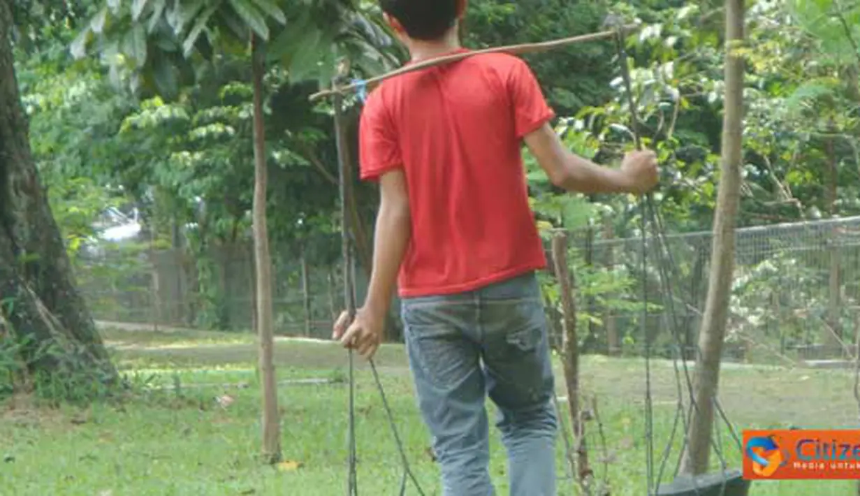 Citizen6, Bandung: Seorang anak tengah menjual cobek di Jl. Seram, Bandung
